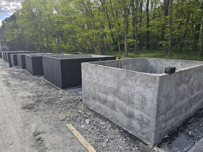 Plac produkcyjny z szambami betonowymi Siedlce gotowymi do transportu