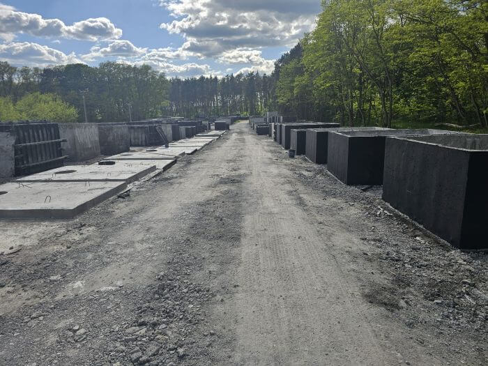 Plac z gotowymi szambami betonowymi Siedlce w różnych rozmiarach
